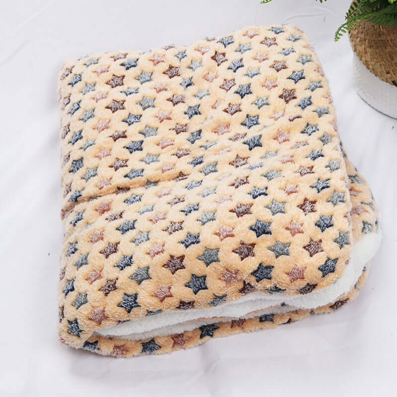 Soft Fleece Pet Blanket – Cozy Comfort for Pets