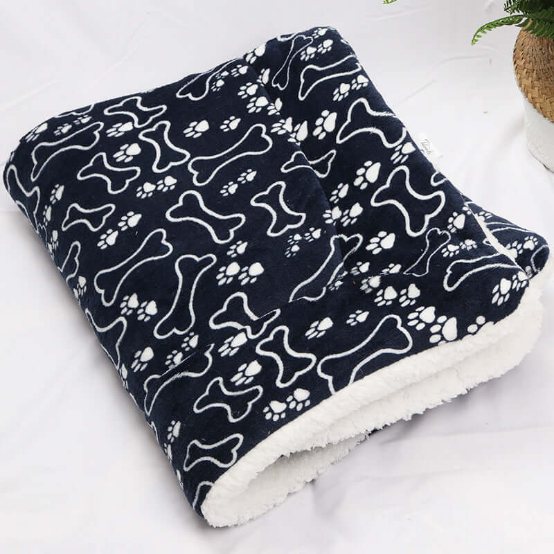 Soft Fleece Pet Blanket – Cozy Comfort for Pets