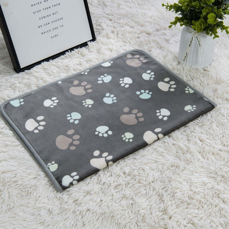 Soft Paw Print Fleece Blanket – Cozy Comfort for Pets!